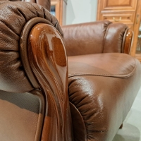 KevoLuxury Fotel skórzany pikowany drewno elegancki styl angielski detal.jpg