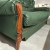 sofa luksusowa styl angielski KevoLuxury dkóra toscana a-880 butelkowa zieleń detal.jpg