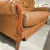 sofa luksusowa styl angielski KevoLuxury dkóra toscana a-250 detal.jpg