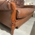 sofa luksusowa styl angielski KevoLuxury dkóra toscana a-440 detal.jpg