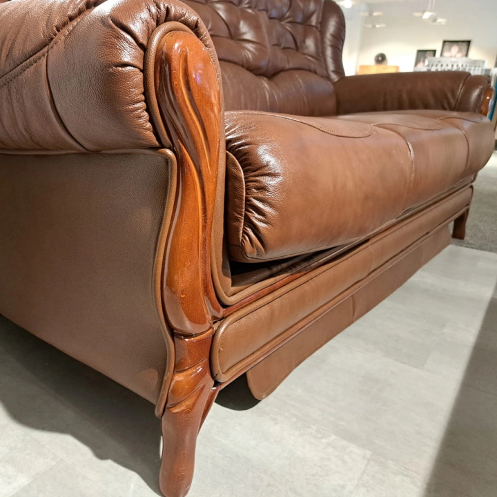 sofa luksusowa styl angielski KevoLuxury dkóra toscana a-440 detal.jpg
