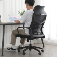 Fotel z utrzymaniem kręgosłupa boiurowy młodzieżowy do biurka czarny popielaty szary SCELETOR na kółkach obrotowy aranż.jpg