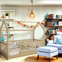 Łóżko dziecięce z barierkami domek MADAGASCAR 2 ze stelażem cappuccino aranżacja.jpg