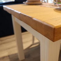 Stół OLMO 140 cm białe nogi blat dąb naturalny blat krawedzie frezowane.jpg