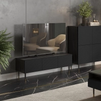 Komoda trzydrzwiowa 3drzwiowa RTV MIXTURIAL ryflowane fronty czarne złote nóżki aranżacja.jpg