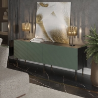 Komoda z ryflowanymi frontami pistacjowa zieleń MIXTURIAL na złotych nóżkach czterodrzwiowa aranz.jpg