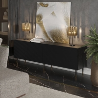 Komoda z ryflowanymi frontami czarna MIXTURIAL na złotych nóżkach czterodrzwiowa aranżacja.jpg