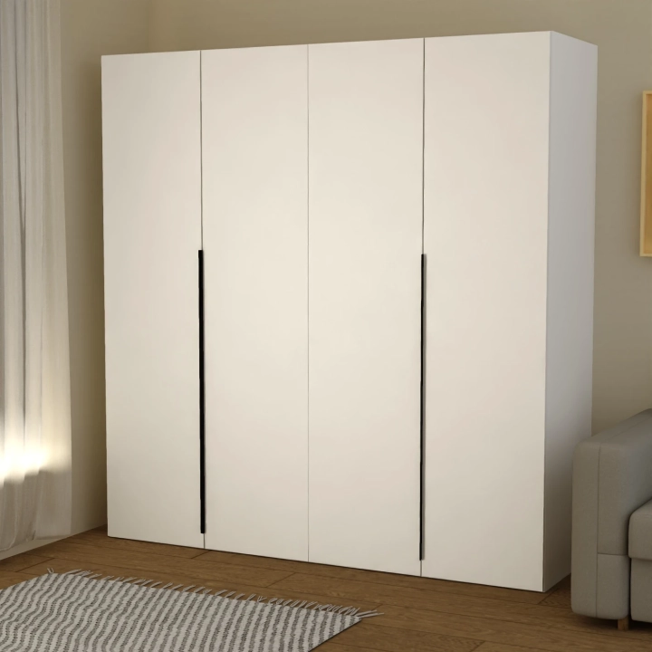 szafa-agata-czterodrzwiowa-210x200cm-gleboka-(60cm)-biel-alpejska-z-polkami-w-pokoju.webp