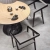 Stół_loftowy_okrągły_WOODY_120_cm_dąb_naturalny_noga_drewniana_czarna_(1)_KOD_HLMI12001.webp