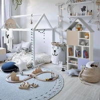 Regał_domek_z_drzwiczkami_DOLLHOUSE_XL_biały,_różowy,_błękitny_70cm_(1)_KOD_KFM-00098.webp