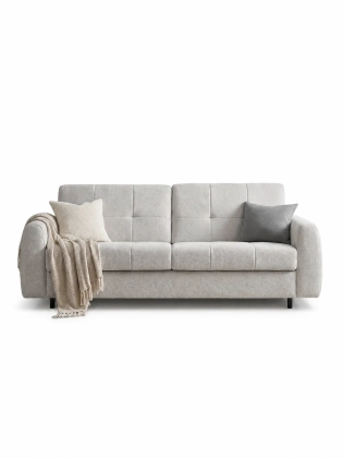 sofa-jasnoszara-z-poduszkami-i-pledem.webp