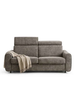 sofa-brazowo-szara-z-poduszkami-i-pledem.webp