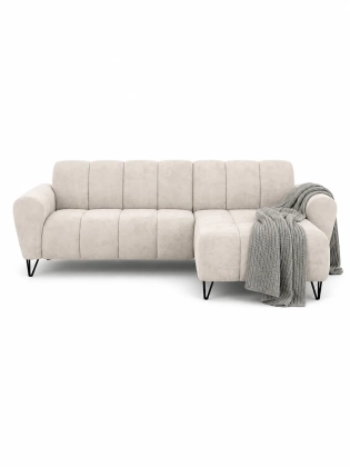 sofa-kremowa-pikowana-z-pledem.webp