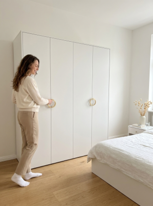 Szafa Agata Bia┼éy 4 drzwi z┼éote ma┼ée uchwyty 212cm.webp